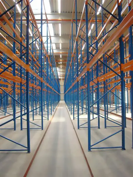 Fertiggestellter Industrieboden in einer Halle